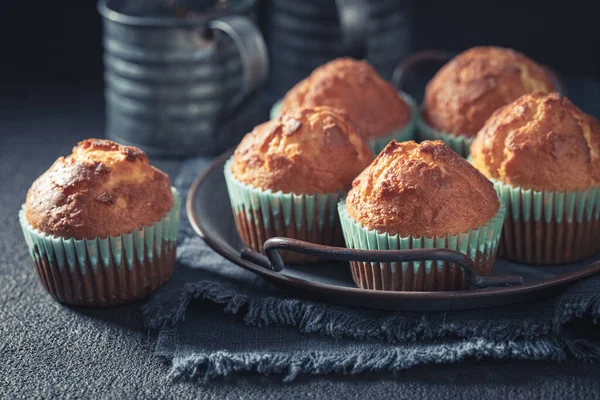 Malé Čerstvé Jogurtové Muffiny Rustikálním Tmavém Stole — Stock fotografie