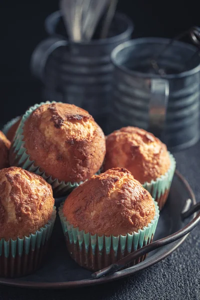 Primo Piano Cupcake Alla Vaniglia Vecchio Piatto Metallo — Foto Stock