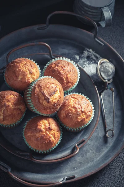 Zoete Hete Yoghurt Muffins Oude Metalen Plaat — Stockfoto