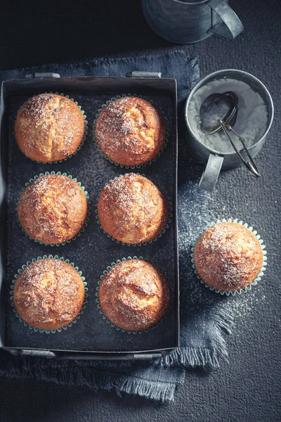 Läckra Och Bruna Yoghurt Muffins Gamla Metall Låda — Stockfoto