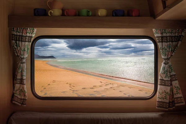 Fotspår Stranden Island Från Husbilsfönstret — Stockfoto