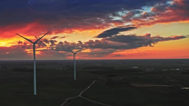 Flygfoto över solnedgången med vindkraftverk på fältet — Stockvideo