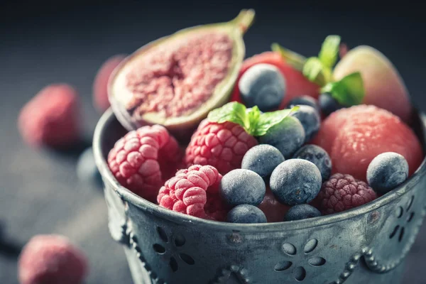 Sorbete Helado Con Frutas Frescas Congeladas Mesa Oscura —  Fotos de Stock