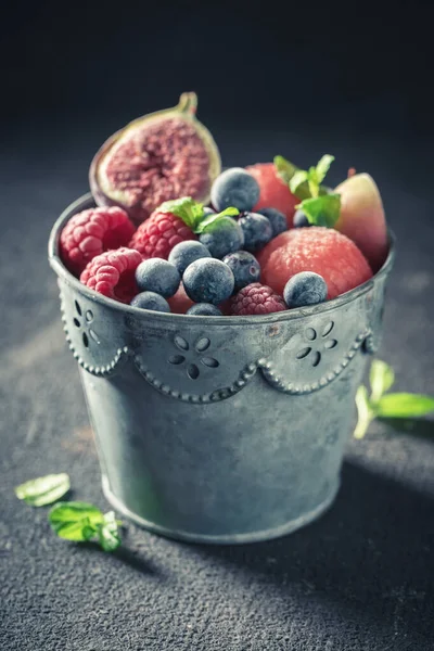 Nahaufnahme Von Eissorbet Mit Frischen Gefrorenen Früchten — Stockfoto