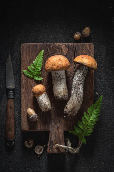 Vista Superior Cogumelos Selvagens Crus Placa Madeira — Fotografia de Stock