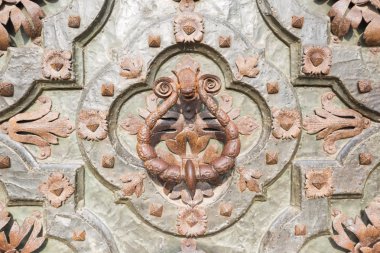 Süslü detay ve metal kapı tokmağı kateri Portal