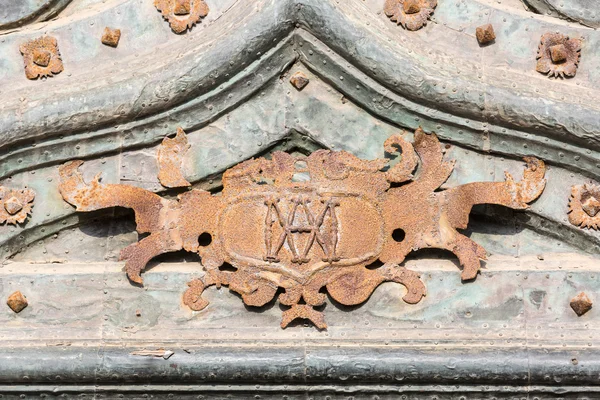 Detail of a rusty metal plaque on the portal of the cathedral in — Stock Photo, Image