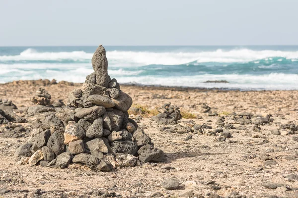 Steine auf einem felsigen Strand aufgetürmt — Stockfoto