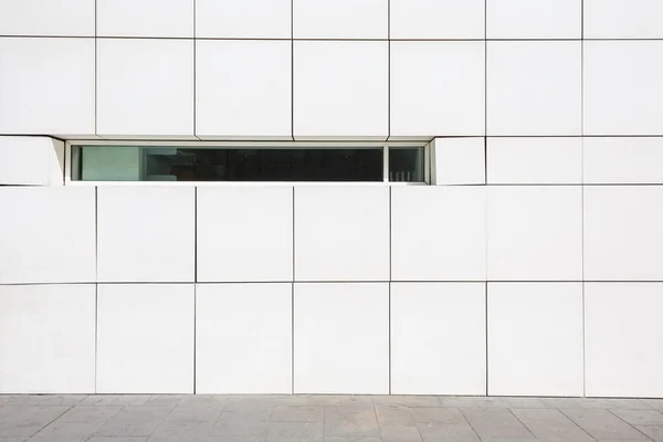 用狭窄的窗户清除现代的门面 — 图库照片