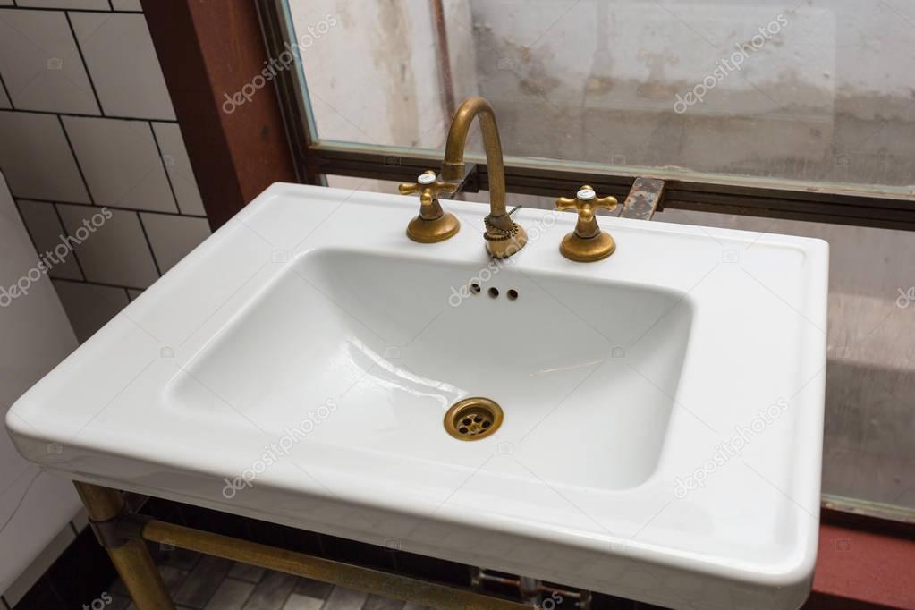 Vintage Sink Stock Photo Kyrien 129133216 - Vintage Sink Faucet Vintage Sink Stock Photo Kyrien 129133216 - Vintage Sink Faucet