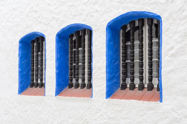 Tres ventanas metálicas a la parrilla con marcos azules en Si mediterráneo —  Fotos de Stock