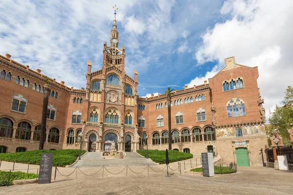Fasad av Hospital de la Santa Creu jag Sant Pau i Barcelona — Stockfoto