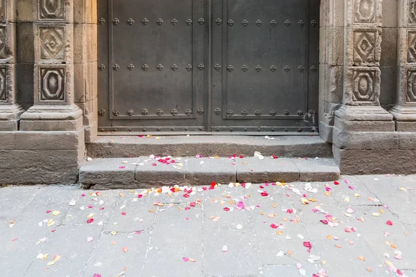 Pétale de rose sur le sol après un mariage — Photo