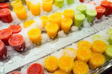 Taze ve sağlıklı kivi, berry ve ananas meyve suyu yakın