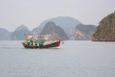 Halong Bay, Vietnam için yerel bir tekne