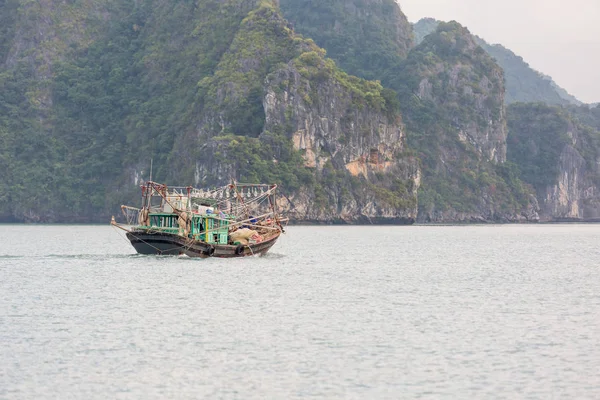 Un barco local en Halong Bay, Vietnam — Foto de Stock