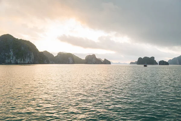 Halong Bay sabahın erken saatlerinde