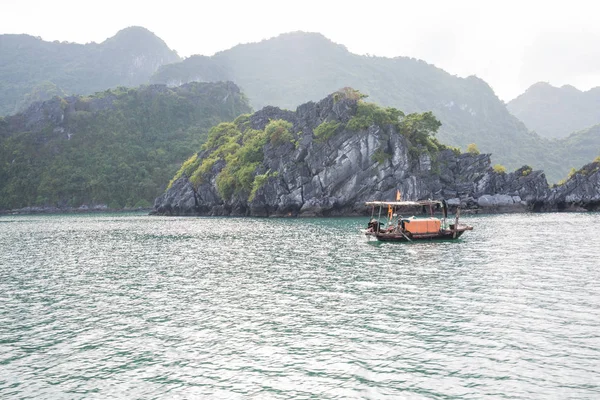 Un barco local en Halong Bay, Vietnam — Foto de Stock