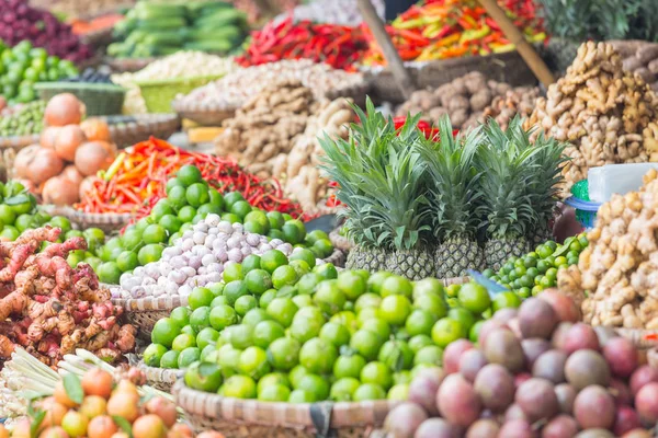 Many fruits and vegetables on a market in Hanoi, Vietnam — Stock Photo, Image