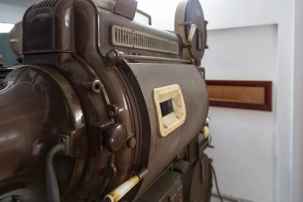 Stary projektor filmowy od tyłu — Zdjęcie stockowe