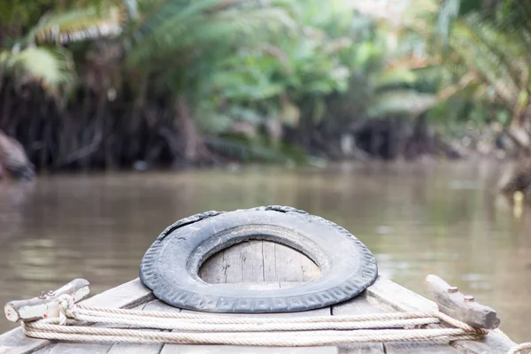 Devant un petit bateau sur une rivière dans la jungle — Photo