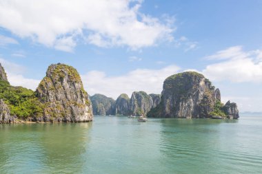 Bir taşın yanındaki küçük bir tekne Halong Bay