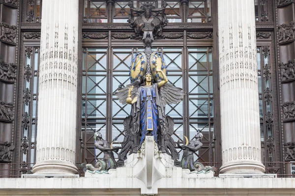 Статуя и часы рядом с Selfridge 's в Лондоне, Великобритания — стоковое фото