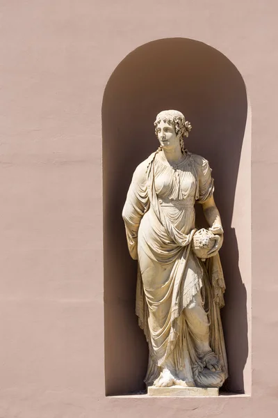 Estatua femenina en Triest, Italia —  Fotos de Stock