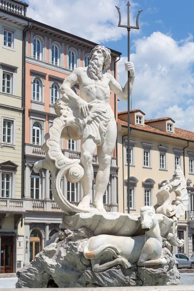 Statue et fontaine Neptune à Triest, Italie — Photo