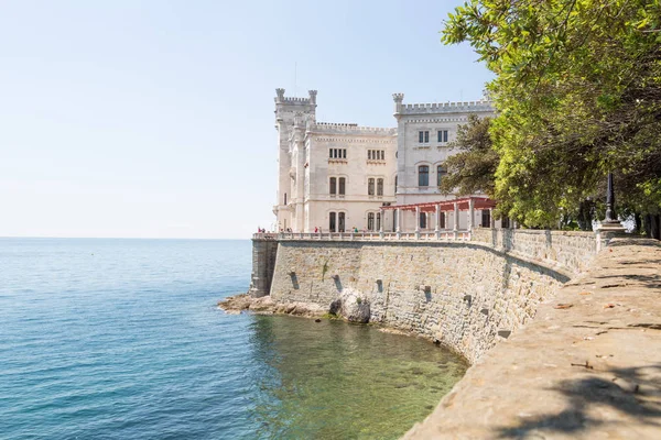 Castello Miramare vicino a Trieste — Foto Stock