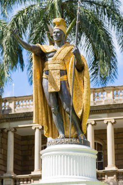 Aliiōlani Hale önünde Kral Kamehameha heykeli