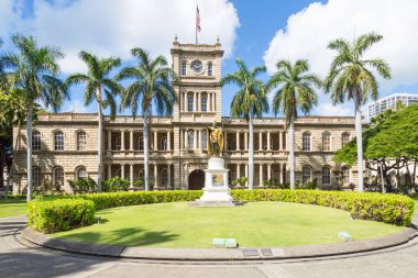 Aliiōlani Hale önünde Kral Kamehameha heykeli