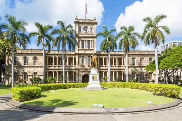 Aliiōlani Hale önünde Kral Kamehameha heykeli