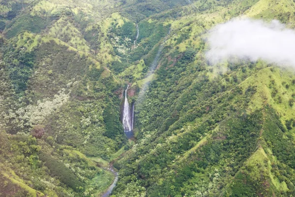 侏罗纪瀑布在考艾岛, 夏威夷 — 图库照片