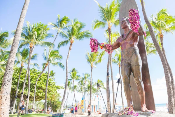 Statue du duc Kahanamoku sur la plage de Waikiki, Honolulu — Photo