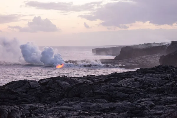 Lava che sfocia in mare sulla costa meridionale di Big Island, Hawa — Foto Stock