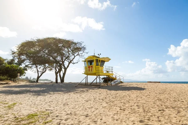 Beach with life guard hut near Paia, Maui, Hawaii — Stock Photo, Image