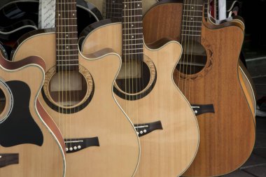 Akustik gitar kümesi