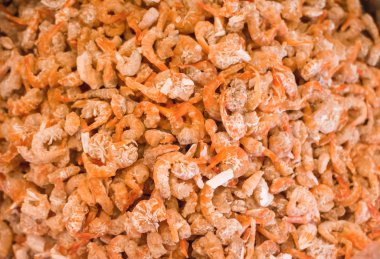 Yığın çok tuzlu karides yemek için hazır kurutulmuş