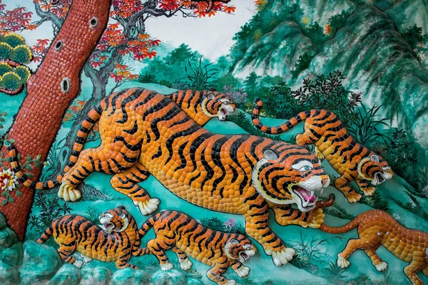 Tigres en una pared — Foto de Stock