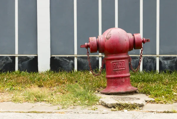 Red fire hydrant framför bostadsrätt — Stockfoto