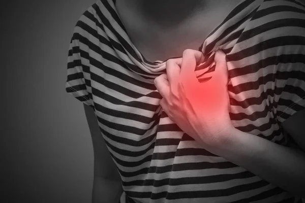 Hasta bir kadın ile şiddetli kalp ağrısı, göğüs ağrısı acı — Stok fotoğraf