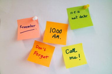 gemide renkli yapışkan notlar