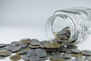 Tayland Bahtı sikke para kavanozdan dökülmesini