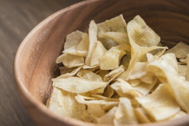 Muz kurutulmuş, Tay ahşap kase içinde snack