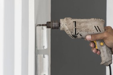 İnsan elini tutarak delme makinesi