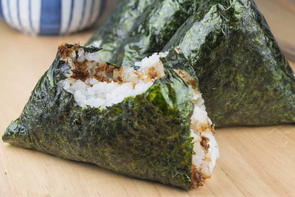 Μπάλα ρύζι (onigiri) με σήμα μπουκιά — Φωτογραφία Αρχείου