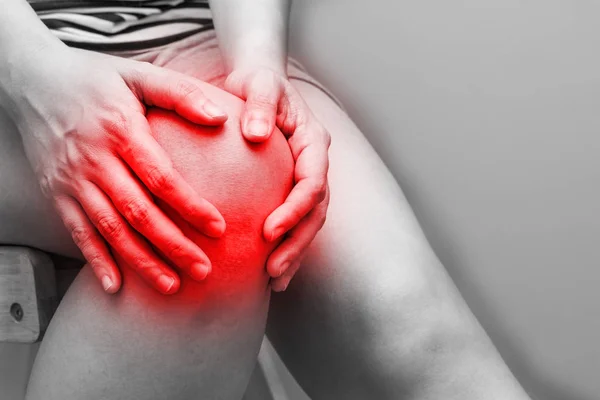Foco suave de mulheres asiáticas para lesão no joelho — Fotografia de Stock