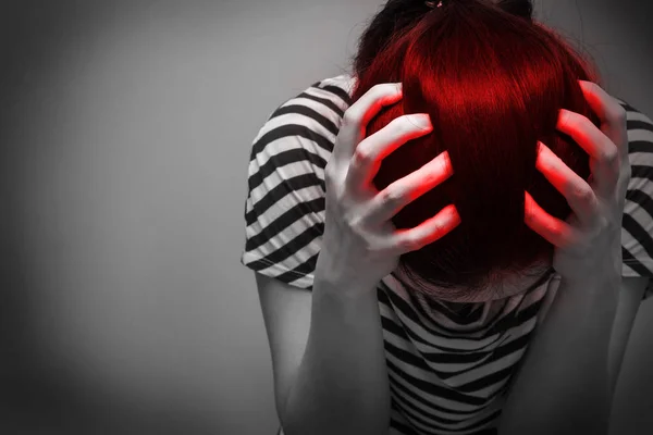 Portrait d'une femme stressée ayant mal à la tête — Photo