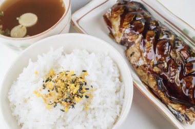 Japon yemekleri ayarla, ızgara, Saba pirinç, furikake, miso çorbası